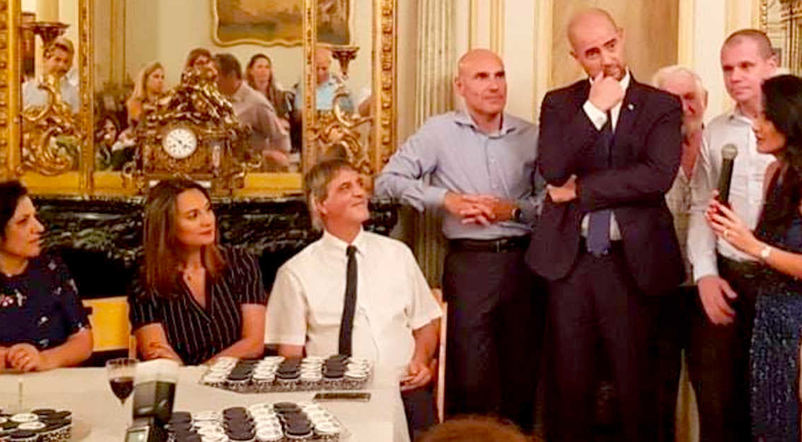 מרימים כוסית עם חברים | מתוך עמוד הפייסבוק של עו״ד סוזי עוז סיני ארניה