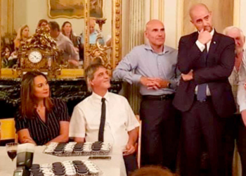 מרימים כוסית עם חברים | מתוך עמוד הפייסבוק של עו״ד סוזי עוז סיני ארניה