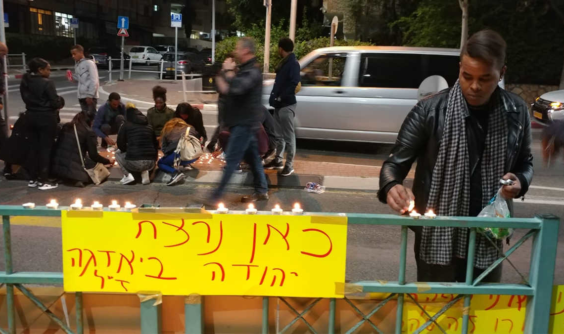 המקום בו נורה יהודה ביאדגה בידי שוטרים בבת ים | צילום: אבי בלכרמן