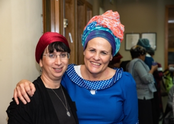 ד"ר חנה קטן, רופאת נשים וחברה בתנועה. משמאל- יו"ר שוברות שוויון