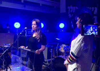 שרון שפורר בעת קבלת הפרס השבוע