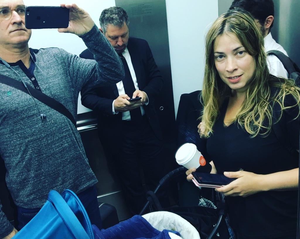 שפרר בבית המשפט, בדיון על התביעה של דגמי, זמן קצר לאחר הולדת בנה | צילום: אמיר בן דוד