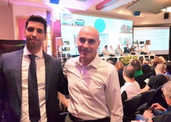 לירום סנדה ״בתמונה עם חברנו ויו״ר לשכת עורכי הדין אפי נוה | צילום מסך פירמת ls