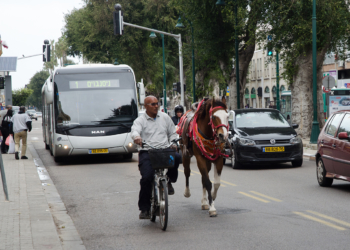 שדרות ירושלים לפני השיפוצים. התכנון המקורי היה להשאיר צד אחד פתוח | צילום: ורד נבון