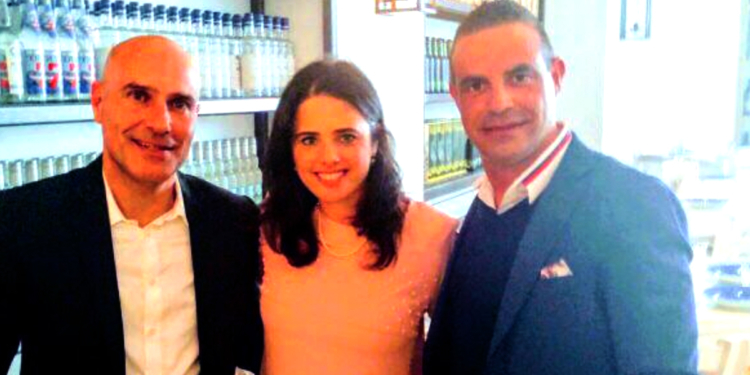 שקד עם אפי נוה (משמאל) וזיו להב, מנכ"ל פירמת משרד עורכי הדין, לירום סנדה, המקורב לנוה