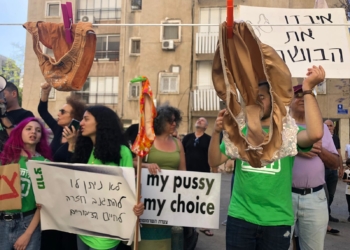 "כנס לחושך וצא לנו מהחים". המפגינים מול ביתו של אשל היום בצהריים