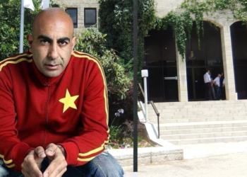 ברק כהן על מדרגות הלשכה בירושלים | אילוסטרציה