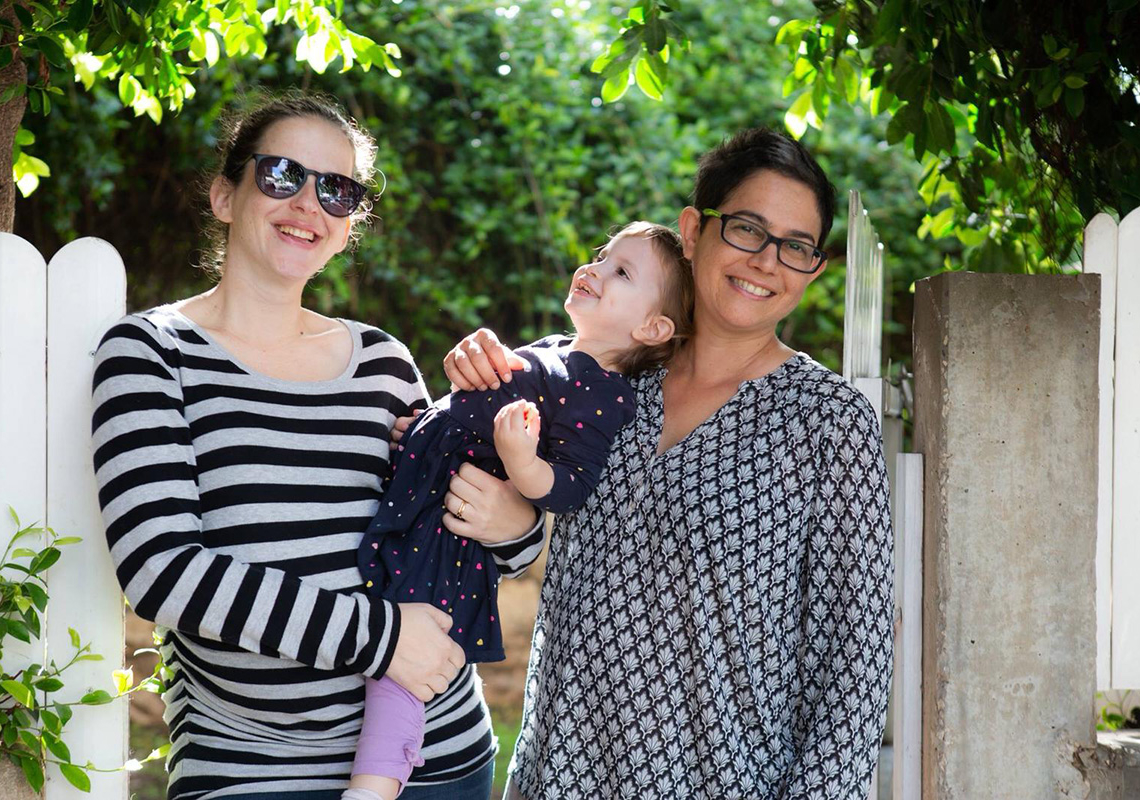 תמונה משפחתית: טלי, טל ויולי | צילום: דפנה טלמון