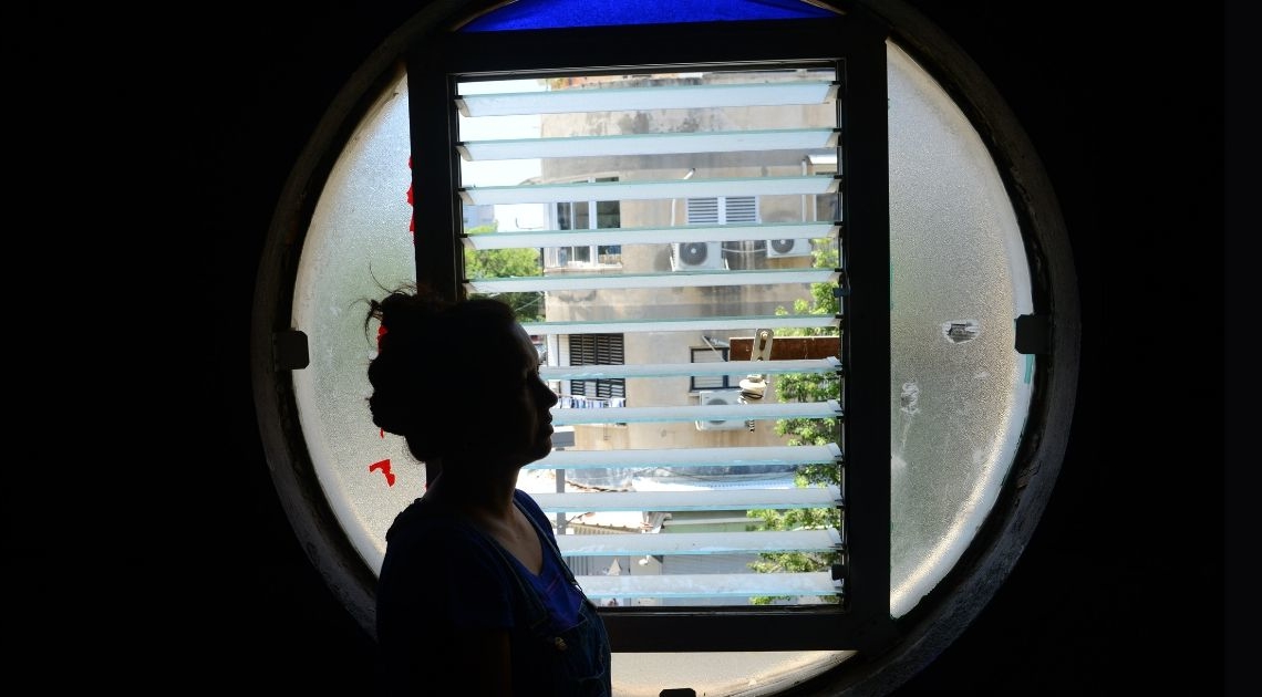 עובדת זרה המועמדת לגירוש (למצולמת אין קשר לכתבה) | צילום: אריאל ואן סטרטן