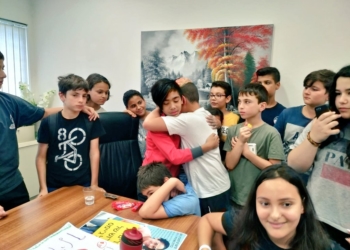 חבריו לכיתה של מ', אחד הילדים המועמדים לגירוש, בדיון בעניינו בקיץ האחרון