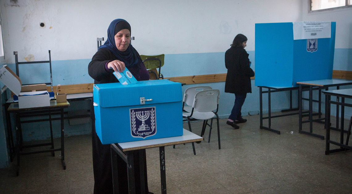 הצבעה בקלפי בבית צפפא | צילום: מרים אלסטר פלאש90