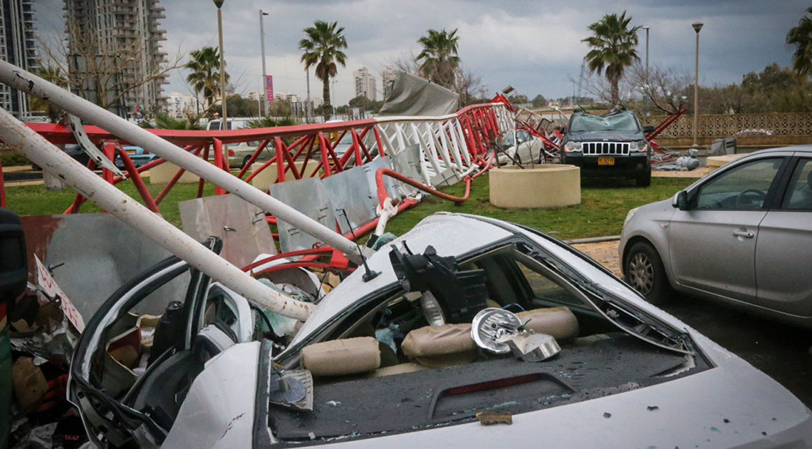 קריסת מנוף על רכב בבת ים | צילום: פלאש90