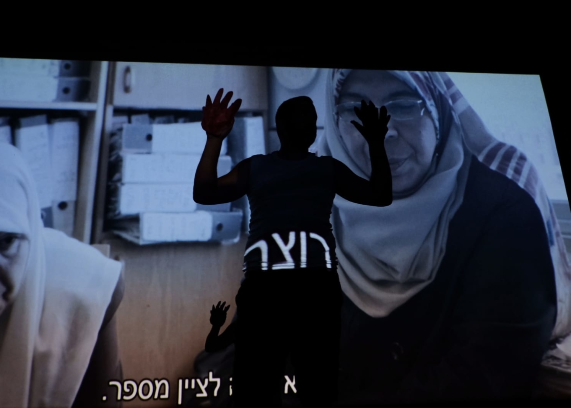 ההתפרצות לבמה היום בהקרנה החלופית בקיבוץ כברי | צילומים: ניר שאנני