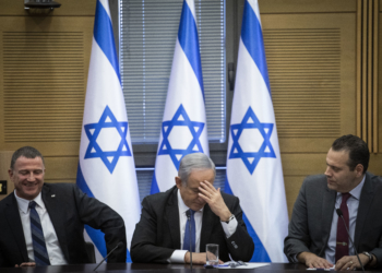 נתניהו בישיבת סיעה, עם מיקי זהר ויולי אדלשטיין | צילום: הדס פרוש, פלאש 90