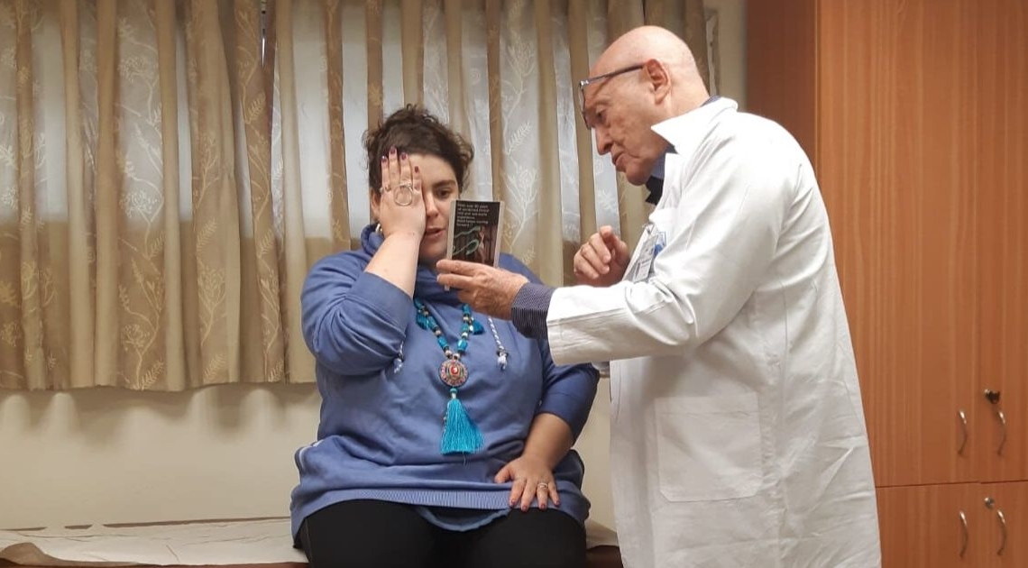 המשוררת נעם פרתום בבדיקה במחלקה באסף הרופא