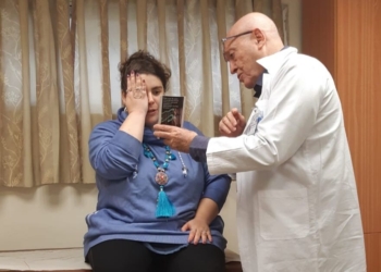 המשוררת נעם פרתום בבדיקה במחלקה באסף הרופא