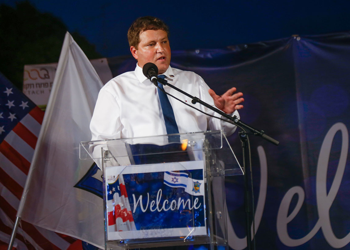 רמי גרינברג ראש עיריית פ״ת חונך את כיכר טראמפ בעיר | צילום: רועי אלימה