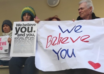 מפגינים התומכים בצעירה הבריטית, מחוץ לבית המשפט בקפריסין הבוקר. צילומים: טניה גילבוע