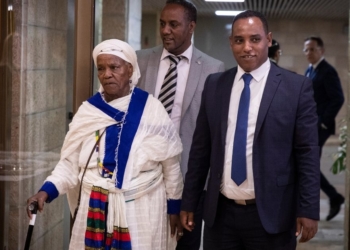 גדי יברקן ואמו בהשבעת הכנסת הקודמת, כשהיה ח"כ של כחול לבן. | צילום: הדס פרוש, פלאש 90