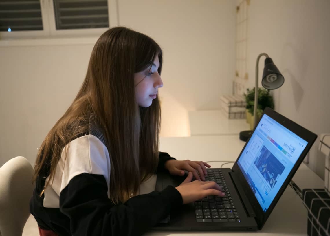 תלמידה בלמידה מרחוק בזמן הקורונה (למצולמים אין קשר לכתבה) | Photo by Chen Leopold/Flash90 ***