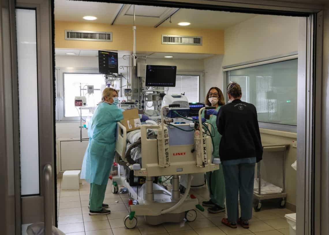 אחיות מטפלות בחולה חשוד בקורונה | צילום: יוסי זמיר, פלאש90 | למצולמים אין קשר לכתבה