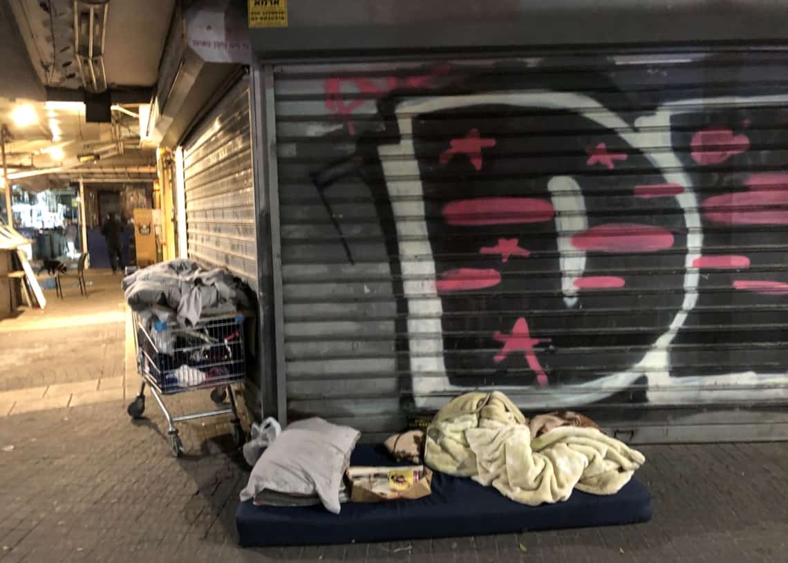 חסר בית בשוק התקווה | צילום: אורי גבריאלי