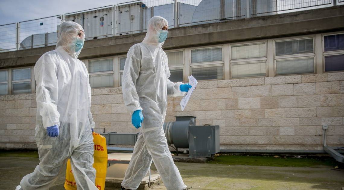 צוות רפואי בשערי צדק | צילום פלאש 90, יונתן סינדל