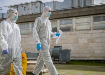 צוות רפואי בשערי צדק | צילום פלאש 90, יונתן סינדל