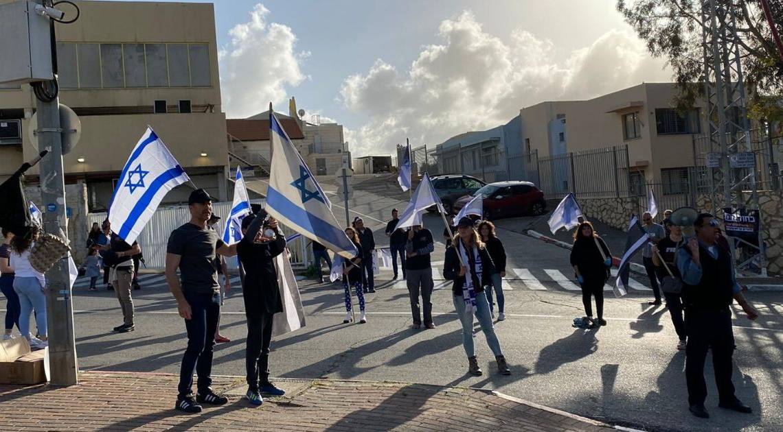 המחאה מול ביתו של גנץ היום בראש העין | צילום: עינת פישביין