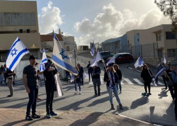 המחאה מול ביתו של גנץ היום בראש העין | צילום: עינת פישביין