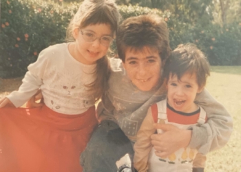 יותם ענבר ז"ל, עם אחיו | צילום משפחתי