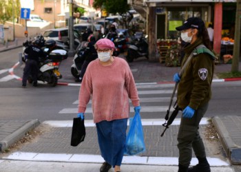 מחסום משטרתי בבני ברק בתחילת אפריל | צילום: תומר נויברג לפלאש 90