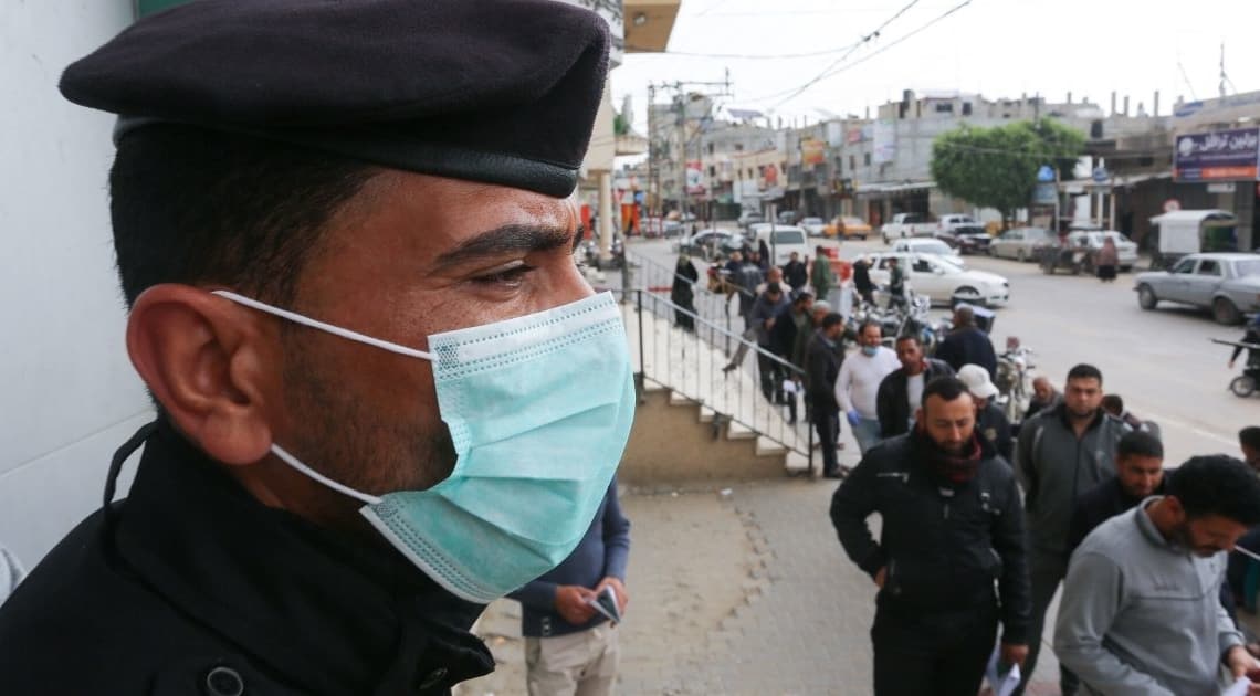 שוטר פלסטיני ברפיח, רצועת עזה, בתור לחלפן כספים | Photo by Abed Rahim Khatib/ Flash90