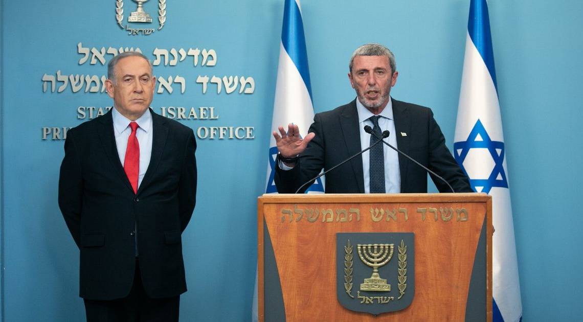 שר החינוך רפי פרץ וראש הממשלה בנימין נתניהו | צילום: אוליבייה פיטוסי פלאש 90