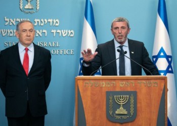 שר החינוך רפי פרץ וראש הממשלה בנימין נתניהו | צילום: אוליבייה פיטוסי פלאש 90