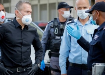 גלעד ארדן וקציני משטרה במאה השערים | פלאש90, אוליבייה פיטוסי