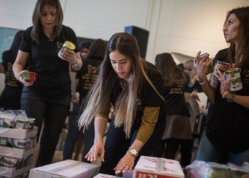 חלוקת מזון על ידי מתנדבים בבית הנשיא בפסח (למצולמים אין קשר לכתבה) | צילום: הדס פרוש, פלאש 90