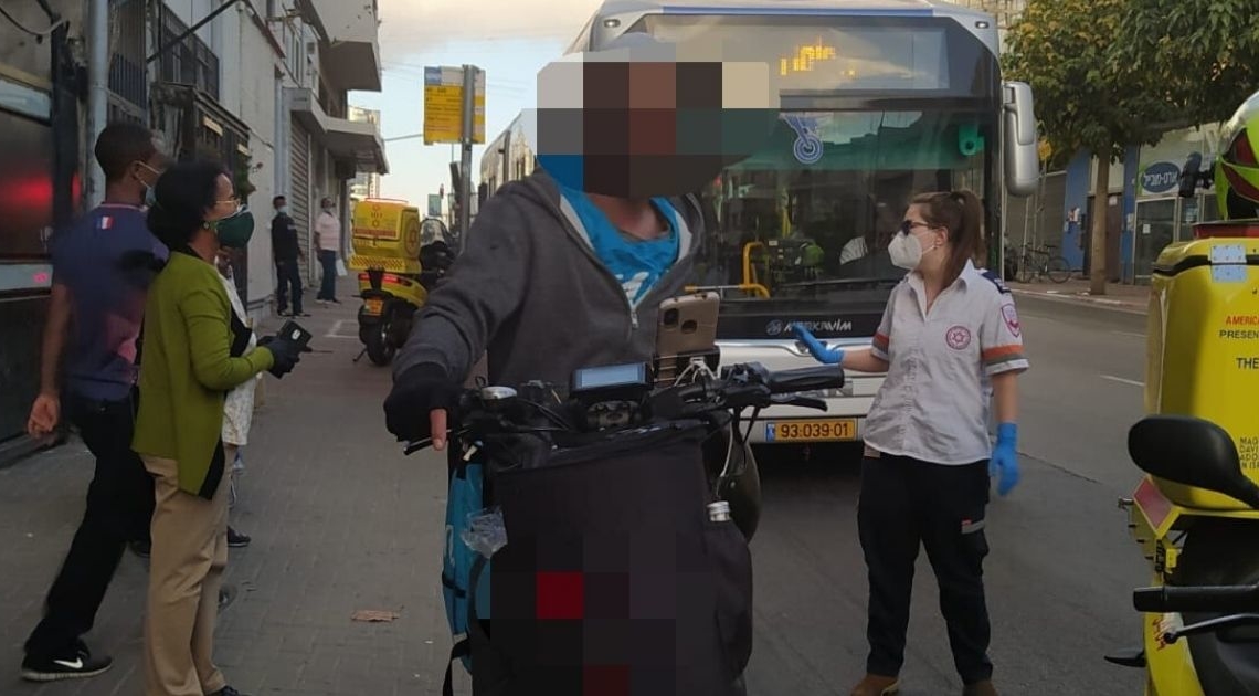 שליח הוולט לאחר האירוע האלים באוטובוס, אתמול בדרך בגין בתל אביב