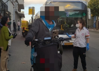 שליח הוולט לאחר האירוע האלים באוטובוס, אתמול בדרך בגין בתל אביב