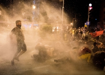 מפגין עף ממכת"זית בירושלים | צילום: יונתן סינדל, פלאש 90