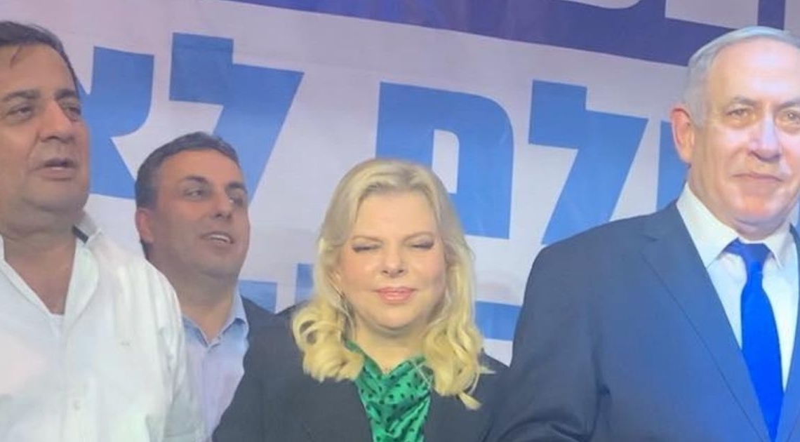 הזוג נתניהו עם אמנון בן עמי מימין בקצה | צילום מסך: עמוד הפייסבוק אמנון בן עמי למען המדינה