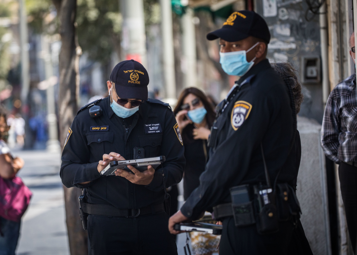 שוטרים מפקחים ביפו | אילוסטרציה, אין קשר לכתבה. צילום יונתן סינדל, פלאש90