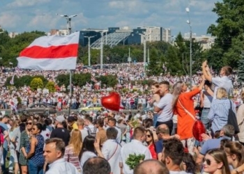 מפגינים בבלארוס | צילום: By Homoatrox - Own work, CC BY-SA 3.0, https://commons.wikimedia.org/w/index.php?curid=93198674