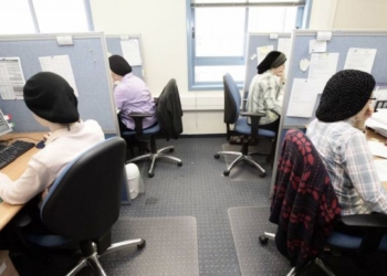 נשים חרדיות בעבודה (למצולמות אין קשר לכתבה) | צילום: פלאש 90