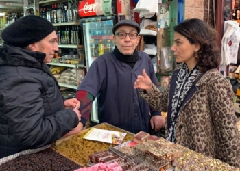 יו"ר ועד סוחרי מחנה יהודה החדשה, טלי פרידמן בסיור בשוק