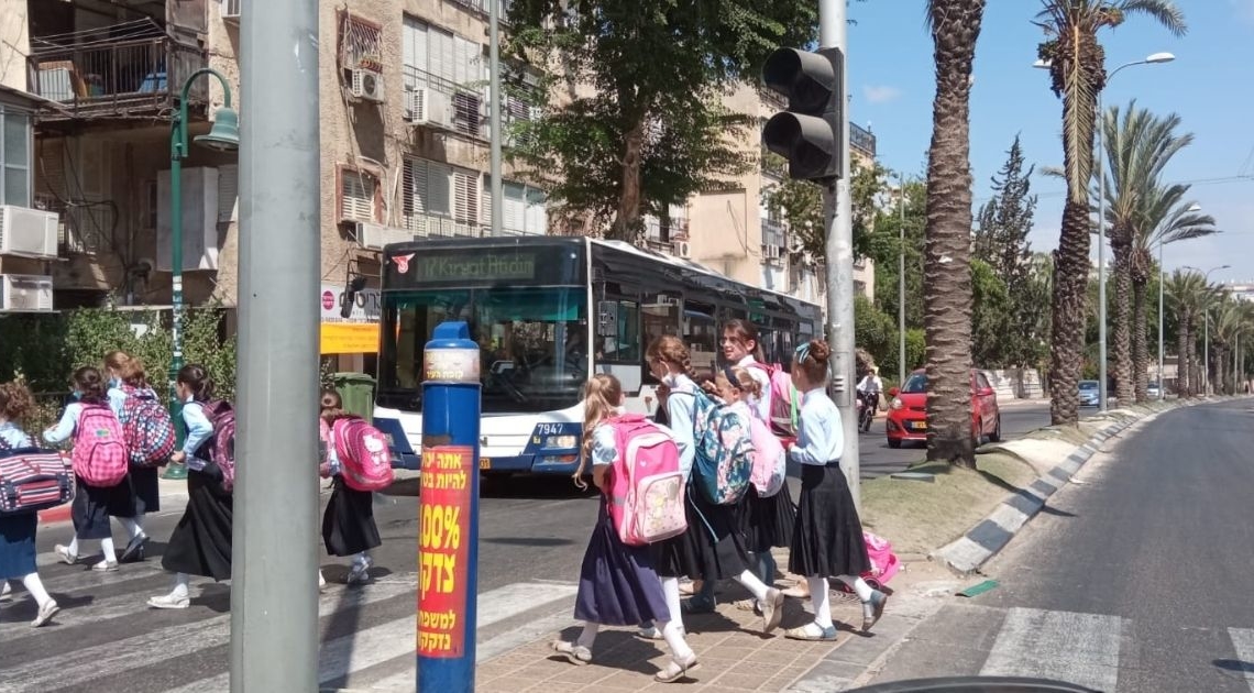 תלמידות חוזרות מבית הספר בבני ברק