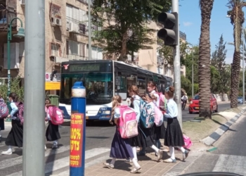 תלמידות חוזרות מבית הספר בבני ברק
