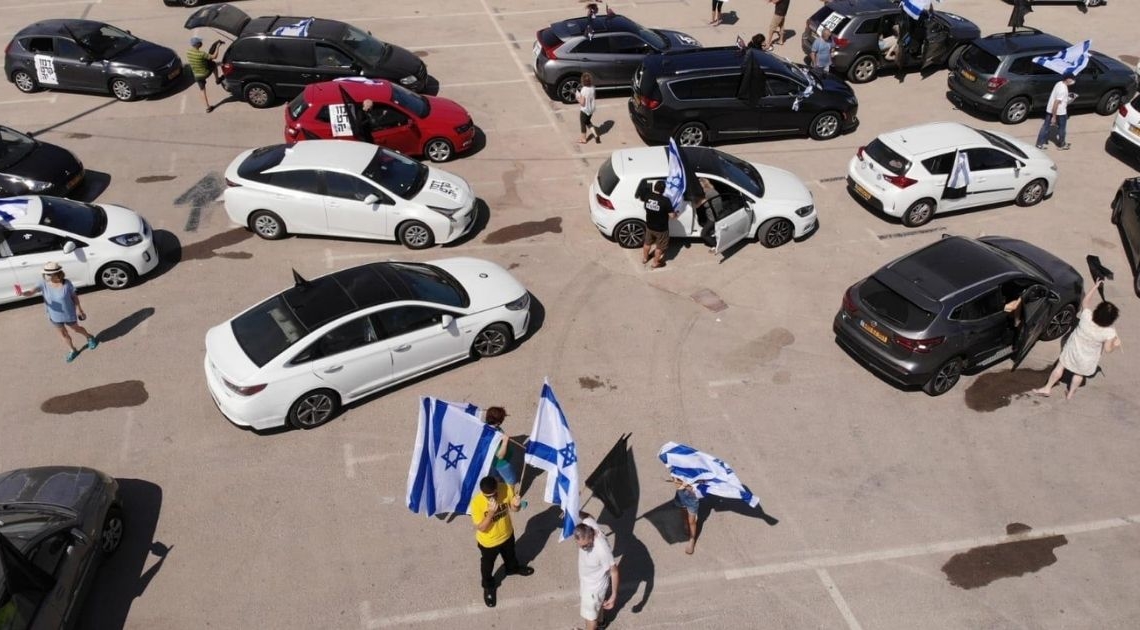מחאת הדגלים השחורים אתמול בסינמה סיטי | צילום: הדגלים השחורים