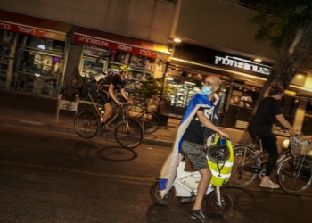 רוכבי אופניים אמש בצעדה בתל אביב | צילום: איתי רון