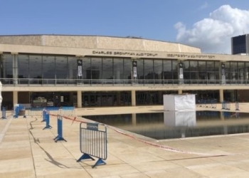 הסוכה של ערוץ 20, גדרות סביב לה